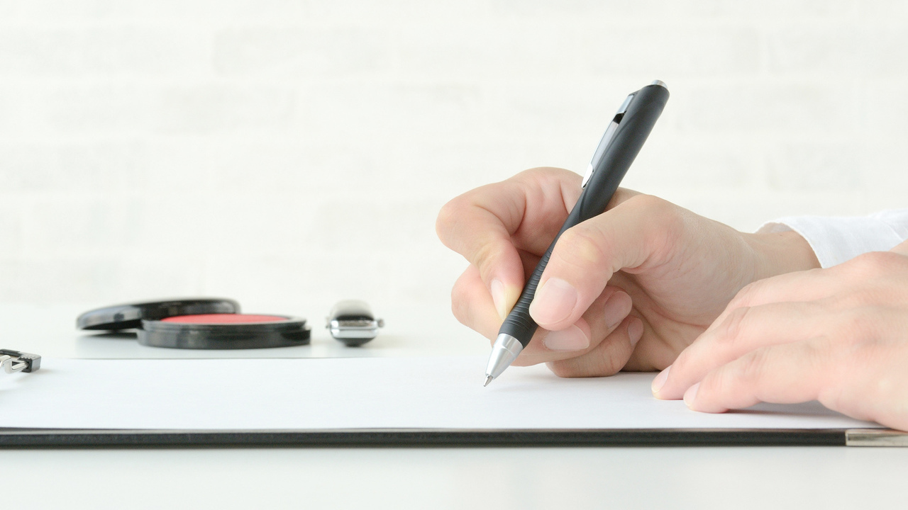 契約書類に署名している様子