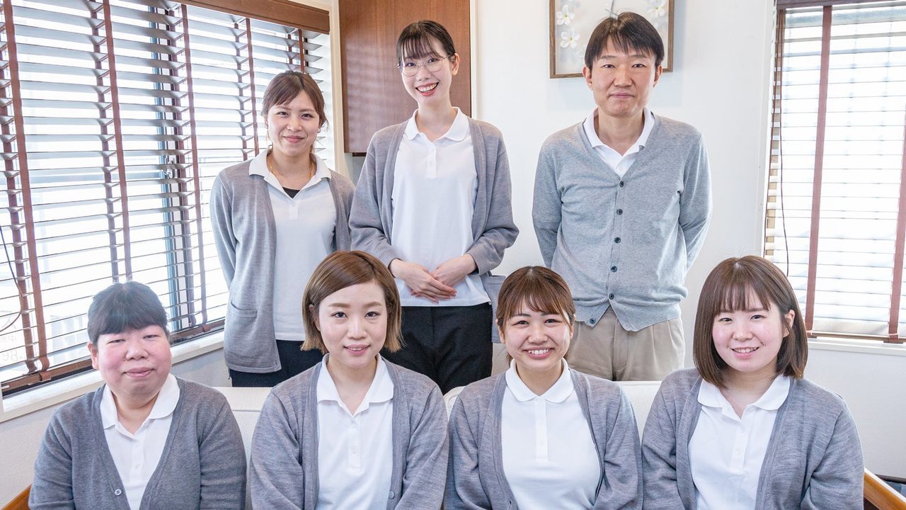 しげしたデンタルクリニックのスタッフの集合写真