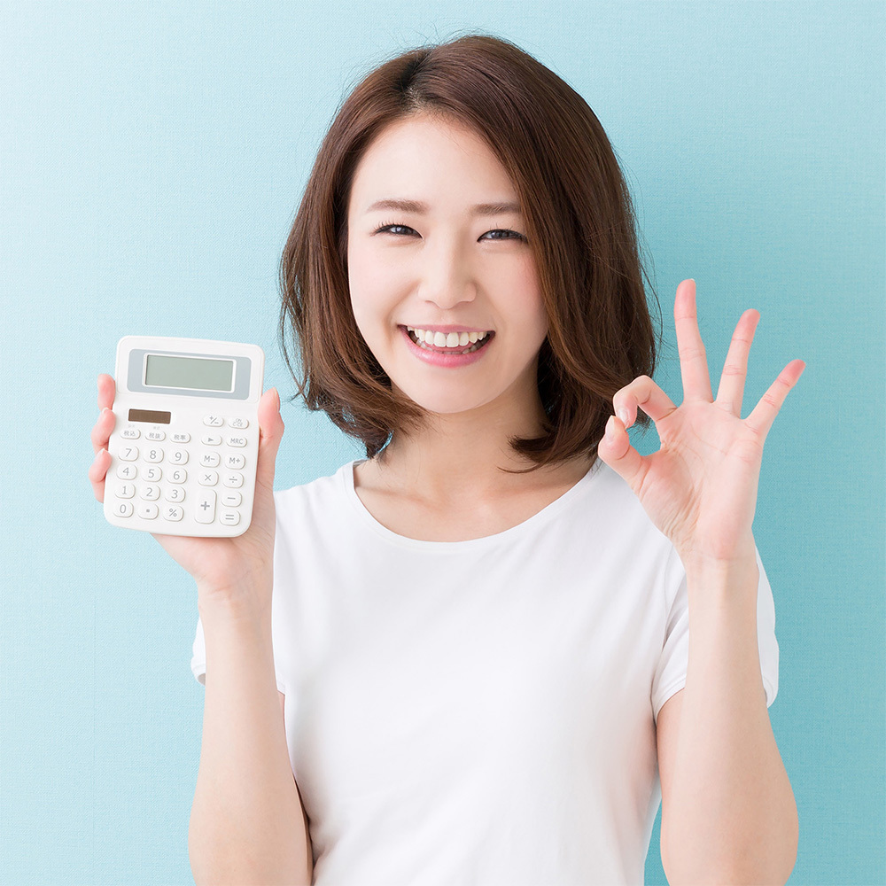 手でOKサインを作っている女性のイメージ写真