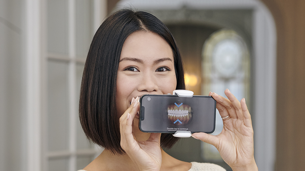 スマートフォンを持った笑顔の女性患者