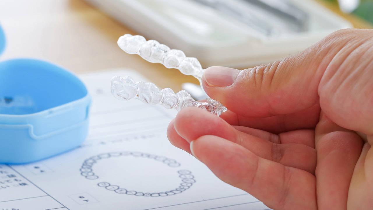 患者さまに治療計画を丁寧に説明する院長