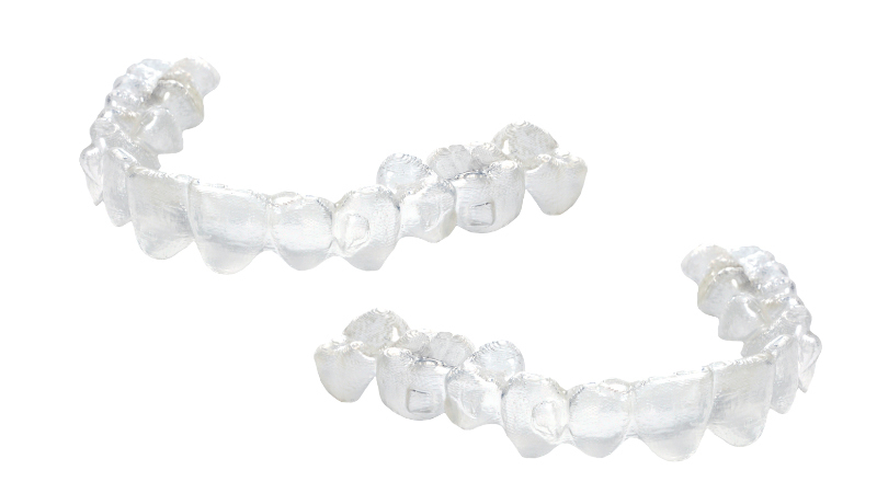 透明で目立たないインビザラインのマウスピース装置