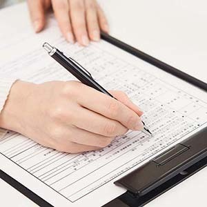 契約書にサインをしているイメージ写真