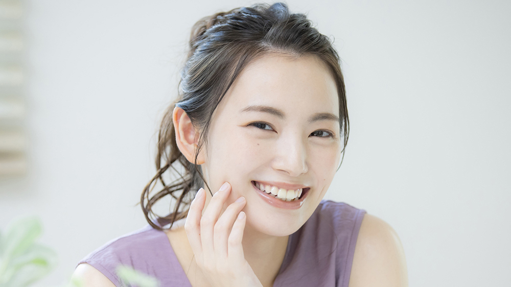 自分自身の歯がきれいに整って笑顔になる女性