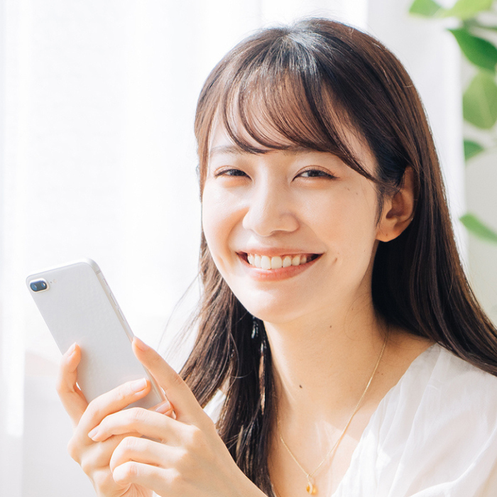 スマートフォンを持った女性