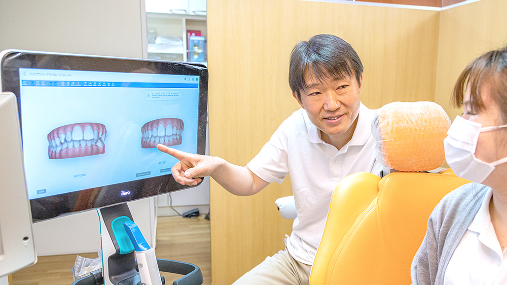 クリンチェックのシミュレーション画面を確認する様子